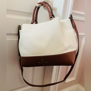 NEW ST JOHNS BAY MULTI COMPARTMENT WHITE & TAN PURSE W/LONG EXTENDED STRAP